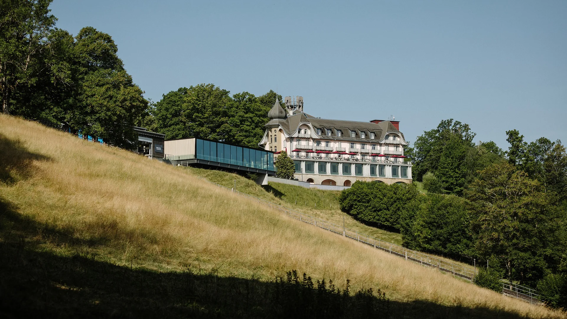 Gebäude auf Hügel in Landschaft (Gurten)